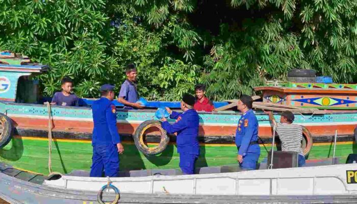 Sentuhan Manis Polairud Polda Sumsel di Senja Ramadan, Bagikan Takjil untuk Nelayan Banyuasin