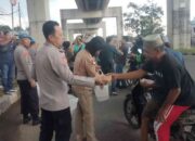 Sinergi Polri-Media Bersemi di Ramadan Palembang, Ratusan Takjil Berkah Ditebar di Depan Mapolrestabes