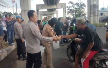 Sinergi Polri-Media Bersemi di Ramadan Palembang, Ratusan Takjil Berkah Ditebar di Depan Mapolrestabes