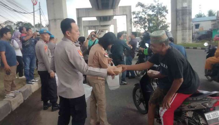 Sinergi Polri-Media Bersemi di Ramadan Palembang, Ratusan Takjil Berkah Ditebar di Depan Mapolrestabes