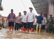 Tancap Gas! Usai Retret, Bupati dan Wabup OKI Langsung Tinjau Warga Terdampak Banjir di Lempuing Jaya