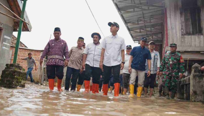 Tancap Gas! Usai Retret, Bupati dan Wabup OKI Langsung Tinjau Warga Terdampak Banjir di Lempuing Jaya