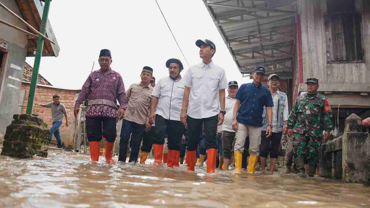 Tancap Gas! Usai Retret, Bupati dan Wabup OKI Langsung Tinjau Warga Terdampak Banjir di Lempuing Jaya