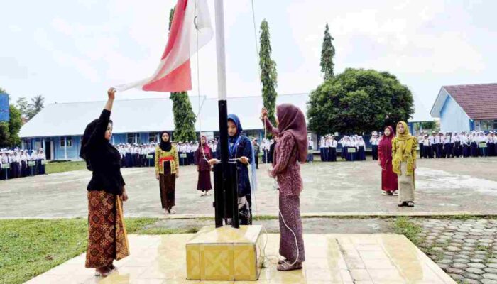 Anggun Berkebaya Pimpin Upacara Bendera Hari Kartini, Siswi SMPN 1 Pedamaran Tunjukkan Semangat Emansipasi