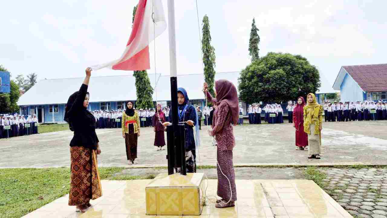 Anggun Berkebaya Pimpin Upacara Bendera Hari Kartini, Siswi SMPN 1 Pedamaran Tunjukkan Semangat Emansipasi