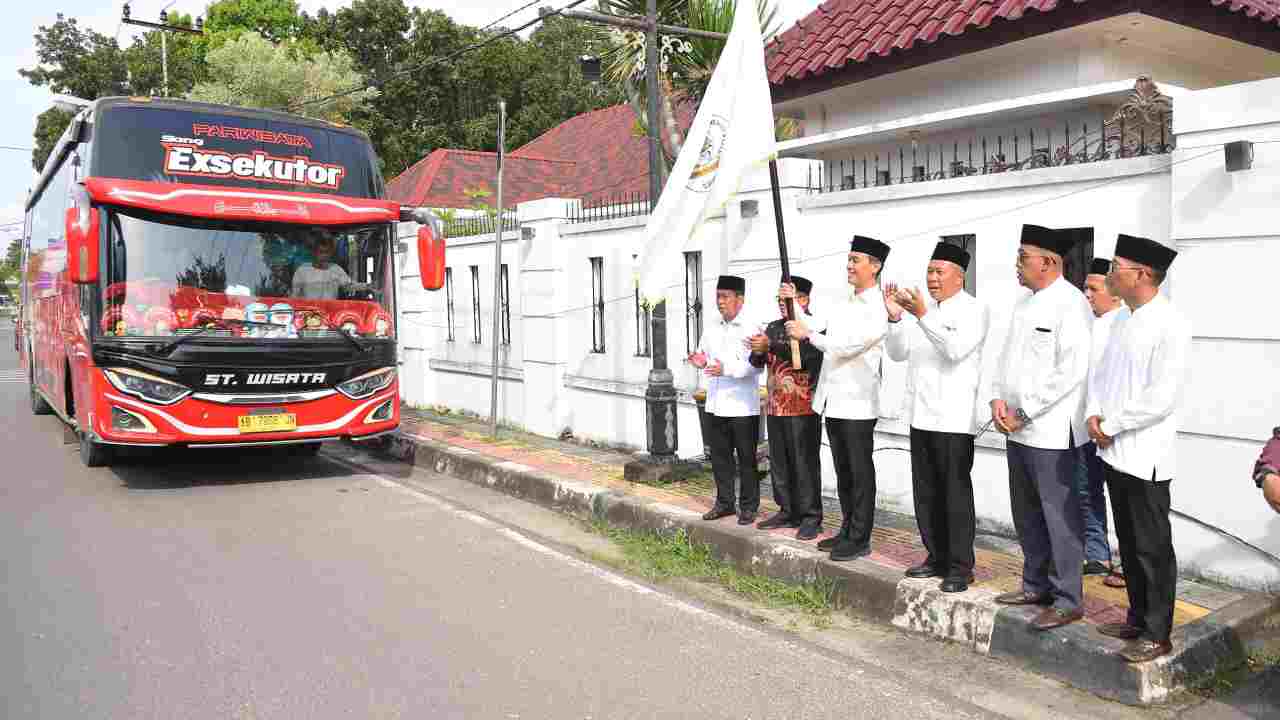 Bupati Muchendi Lepas Kafilah OKI untuk STQH Sumsel: Targetkan Peningkatan Prestasi dan Jaga Adab