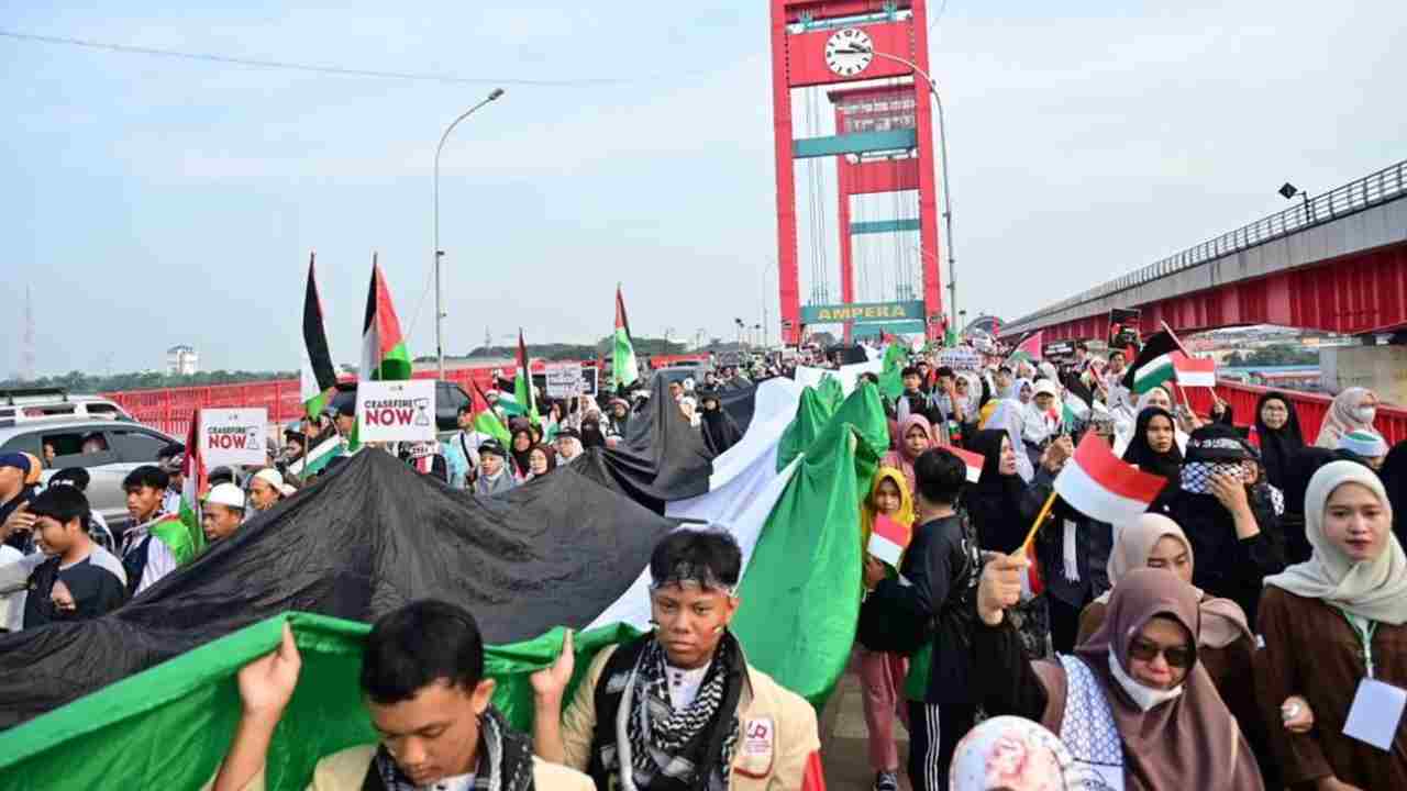 Massa Aksi Bela Palestina Jilid IV melakukan long march di Palembang, Minggu (27/4). Rangkaian aksi ini total menghimpun donasi Rp 2,3 miliar untuk Palestina.