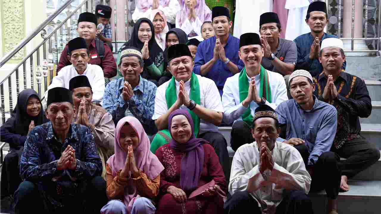 Resmikan Masjid Agung Al-Huda Desa Tugu Agung, Gubernur Sumsel Herman Deru Serahkan Bantuan dan Umrohkan Imam Masjid