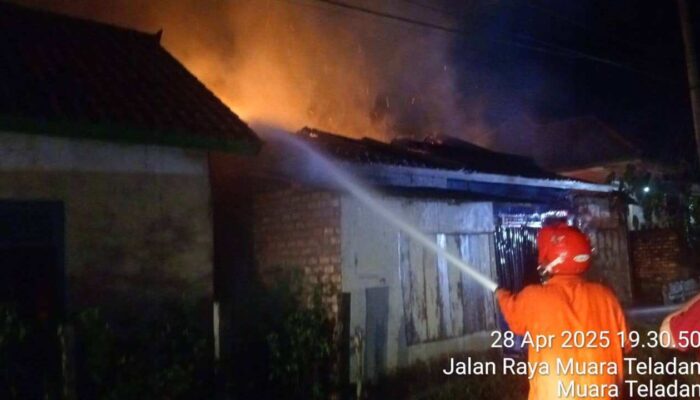 Rumah Terbakar di Sekayu Tadi Malam, Tim Damkar Muba Berhasil Padamkan Api Tanpa Korban Jiwa
