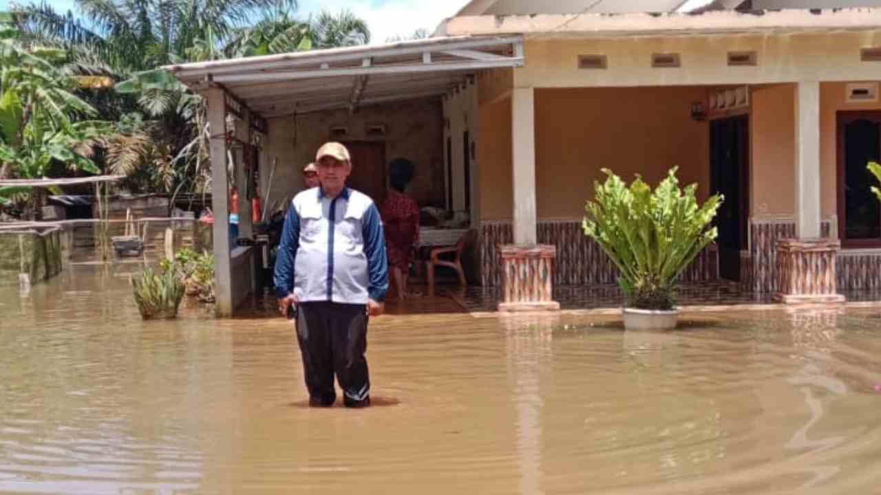 Akibat Hujan Deras dan Air Sungai Pasang, Puluhan Rumah di Desa Pinang Banjar Terendam Banjir