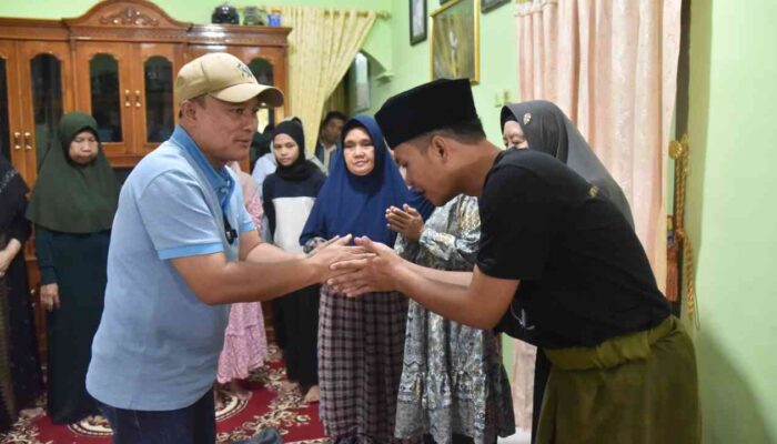 Bupati Kuningan Takziah ke Rumah Duka Almarhum Kasman (Mang Emon), Pedagang Es yang Tewas Ditusuk di Kayuagung OKI