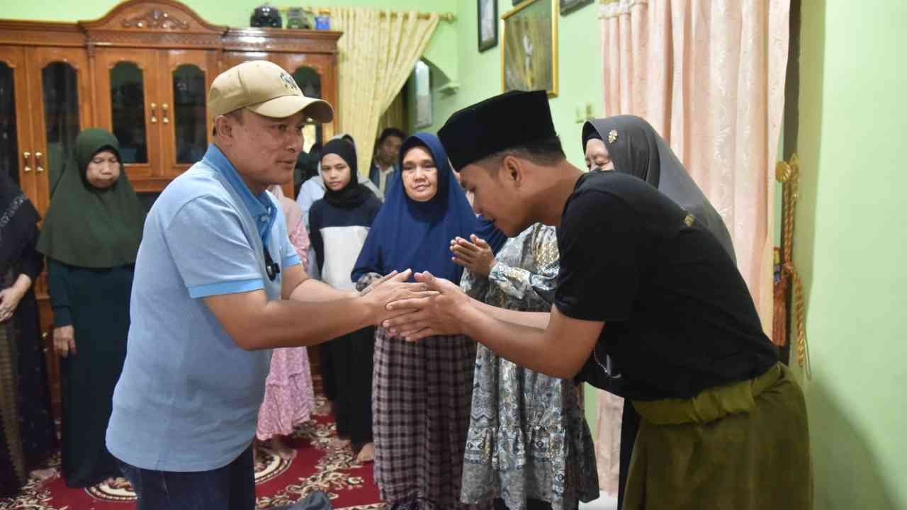 Bupati Kuningan Takziah ke Rumah Duka Almarhum Kasman (Mang Emon), Pedagang Es yang Tewas Ditusuk di Kayuagung OKI