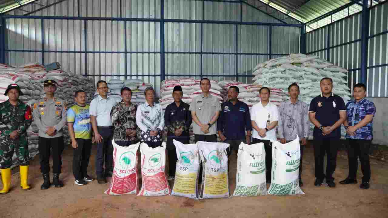 Bupati OKI H. Muchendi Fasilitasi Bantuan Pupuk dan Obat dari BPDPKS untuk Petani Sawit Swadaya