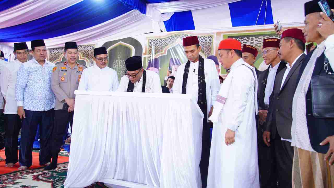 Di Babat Toman, Bupati Muba dan Ustadz Abdul Somad Resmikan Pondok Pesantren Al-Ma’arif dalam Suasana Penuh Suka Cita