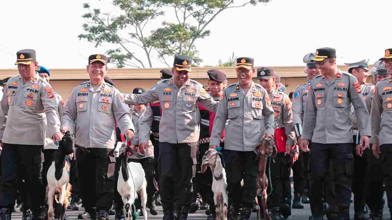 Dua Pamen Polres OKI Purna Tugas Hari Ini, Dihadiahi Kambing Saat Pelepasan Dipimpin Kapolres