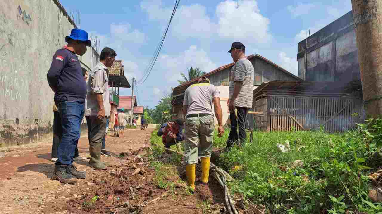 Gotong Royong Pemerintah Kecamatan Sungai Lilin Berlanjut, Fokus Bersihkan Belakang Pasar, Soroti Kendala Pengangkutan Sampah