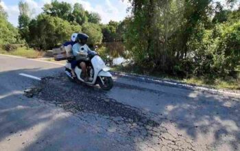 Infrastruktur Jalan di Ogan Ilir Rusak Parah, Aspal Mudah Diconkel Tangan Jadi Sorotan Publik