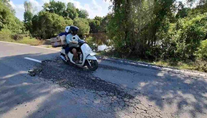 Infrastruktur Jalan di Ogan Ilir Rusak Parah, Aspal Mudah Diconkel Tangan Jadi Sorotan Publik