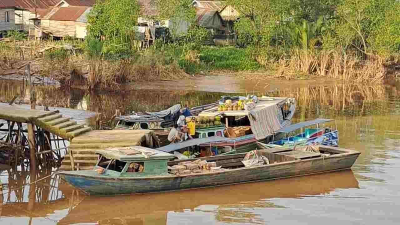 Jalan Darat Rusak Akibat Musim Hujan, Angkutan Sungai Jadi Alternatif Utama Warga Sungai Lilin Muba