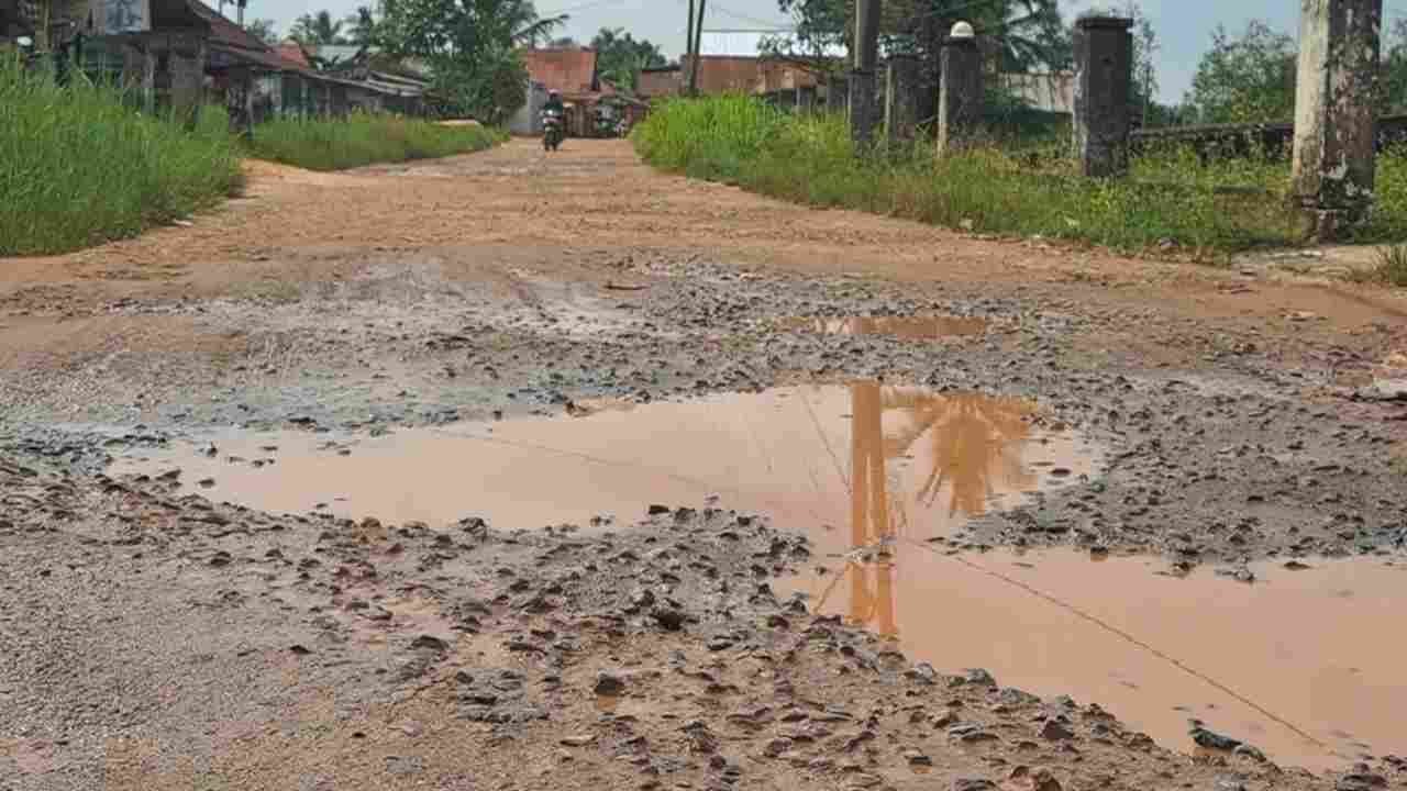 Jalan Utama Kampung Tertua Teluk Kemang Sungai Lilin Rusak Parah, Warga Desak Perhatian Pemerintah