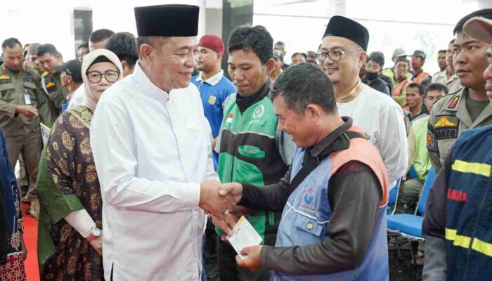 Jelang Idul Fitri, Pemkab Muba Bagikan THR kepada Ribuan Pahlawan Kebersihan dan Dhuafa di Sekayu