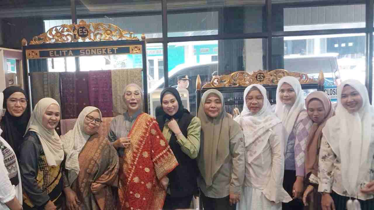 Ketua Bhayangkari Daerah Sumsel Kunjungi Sentra UMKM di Ogan Ilir, Beri Dukungan Pengrajin Songket Lokal