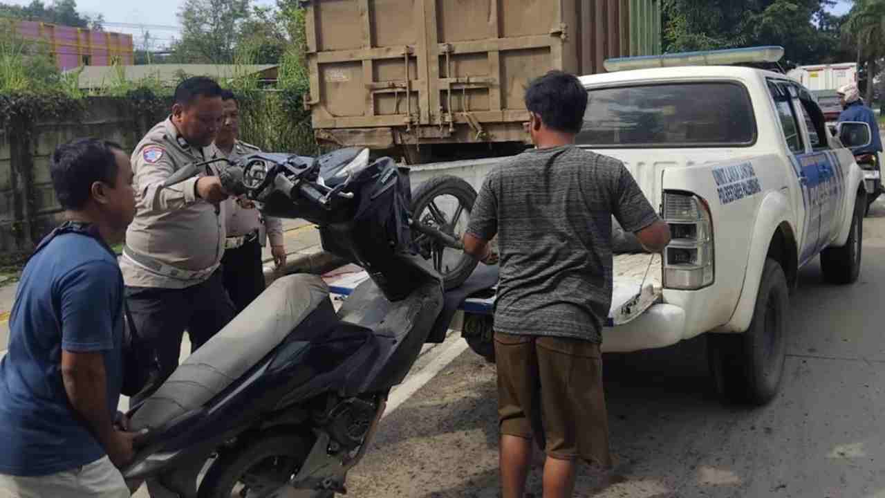 Lakalantas Maut Pagi Ini di Jalan Soekarno Hatta Palembang, Pasutri Tabrak Truk Parkir, Istri Meninggal Dunia di TKP.