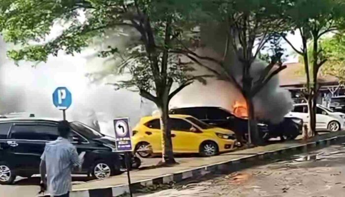 Mobil Terbakar di Parkiran SD YSPP Pusri Palembang Pagi Ini, Diduga Akibat Korsleting