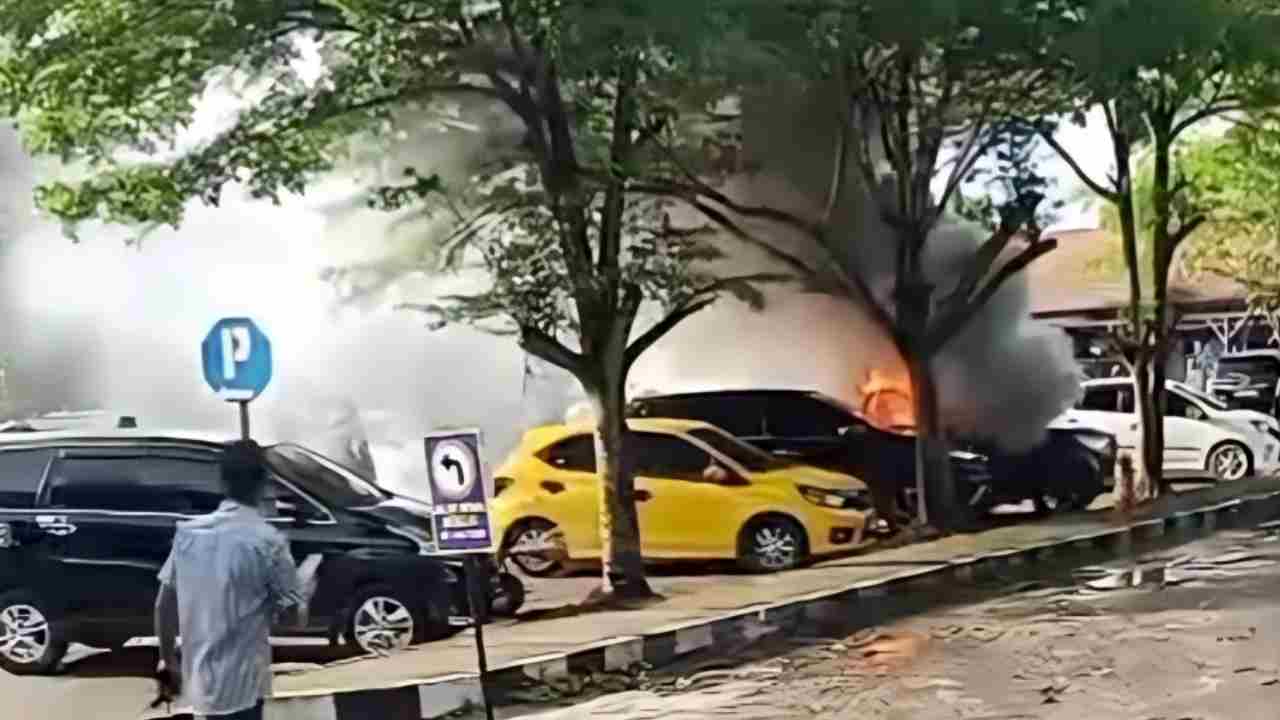 Mobil Terbakar di Parkiran SD YSPP Pusri Palembang Pagi Ini, Diduga Akibat Korsleting