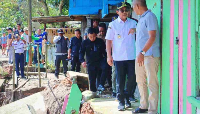 Wabup Muba Rohman Tinjau Lokasi Longsor dan Serahkan Bantuan di Desa Kasmaran Babat Toman