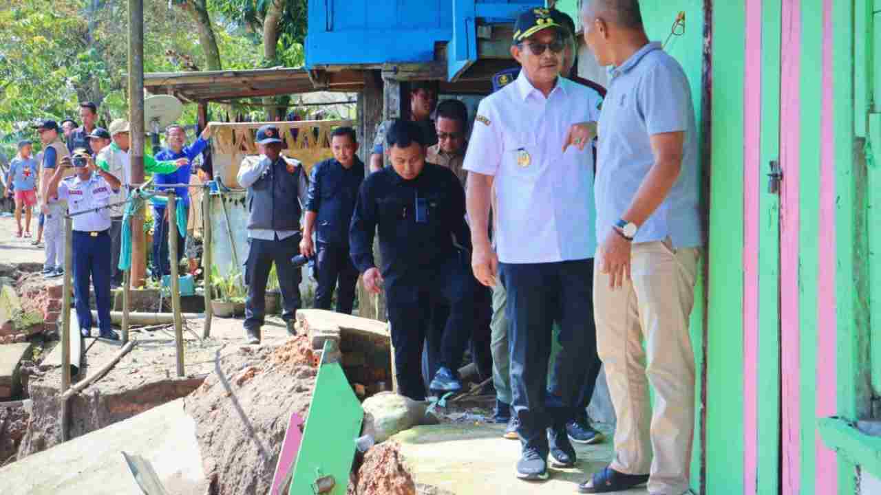 Wabup Muba Rohman Tinjau Lokasi Longsor dan Serahkan Bantuan di Desa Kasmaran Babat Toman
