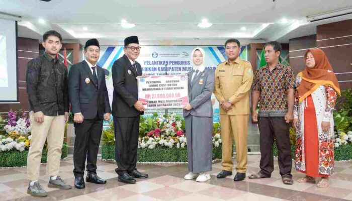 Apresiasi Prestasi, Bupati Muba Serahkan Bantuan Living Cost Rp27,6 Juta untuk Mahasiswa Studi di Belanda