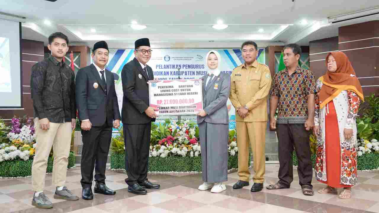 Apresiasi Prestasi, Bupati Muba Serahkan Bantuan Living Cost Rp27,6 Juta untuk Mahasiswa Studi di Belanda