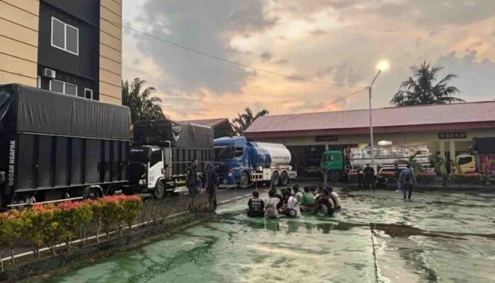 Bareskrim Polri Gerebek Gudang BBM Ilegal Raksasa di Kertapati Palembang, Amankan Belasan Truk Modifikasi