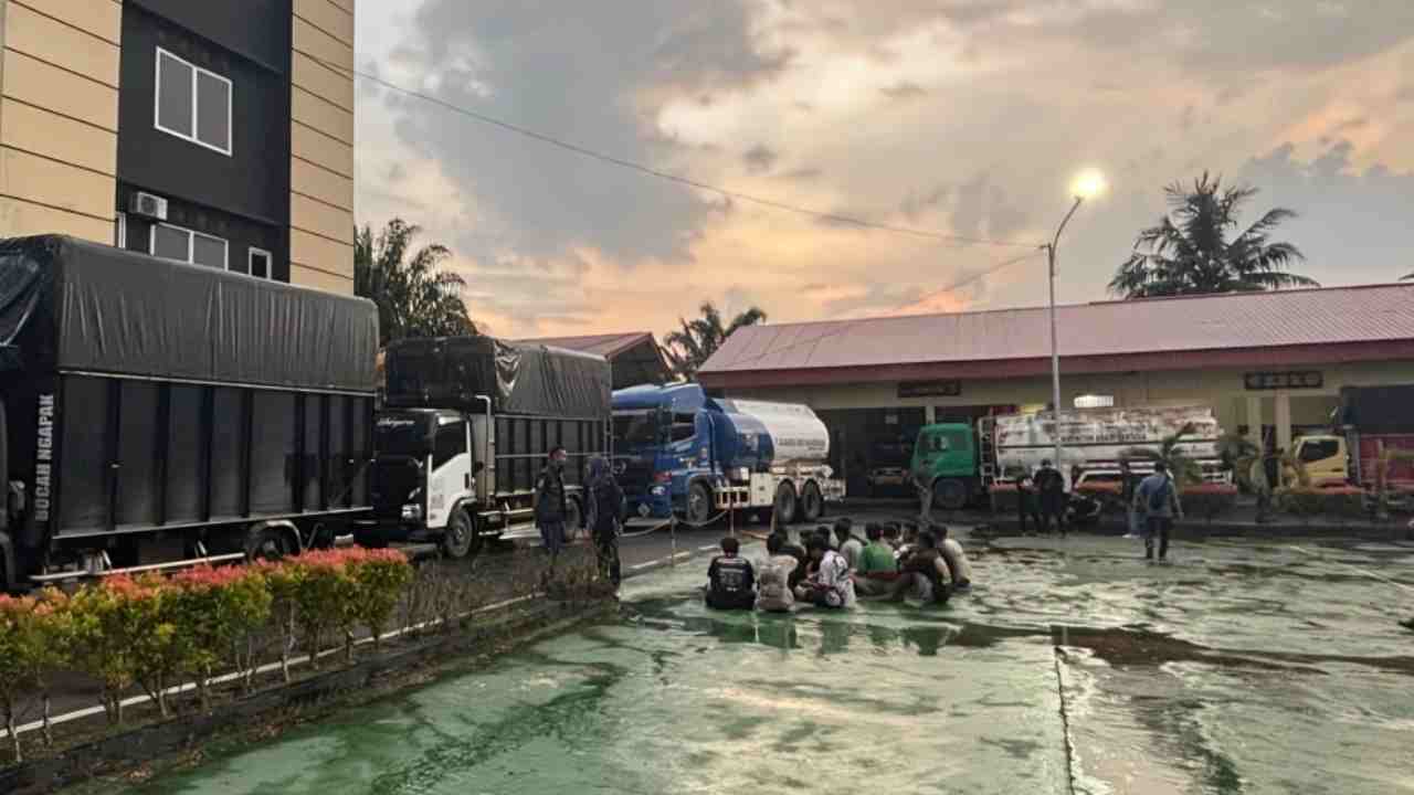 Bareskrim Polri Gerebek Gudang BBM Ilegal Raksasa di Kertapati Palembang, Amankan Belasan Truk Modifikasi