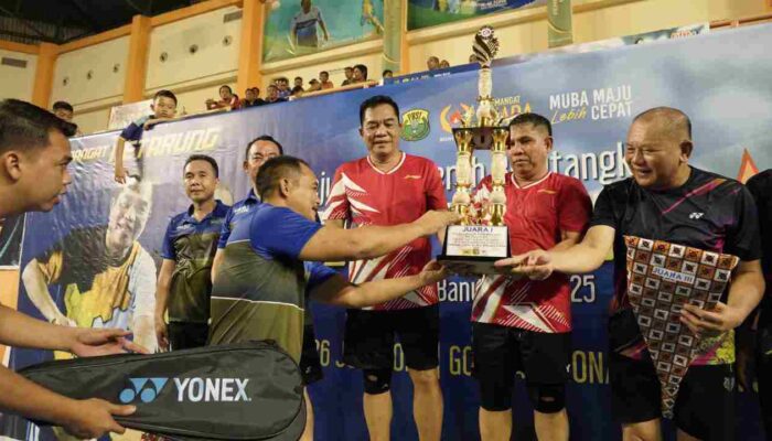 Duel Eksekutif di Kejurda Bulutangkis Muba: Pasangan Bupati Toha/Kades Sereka Sabet Juara 1, Buktikan Kekompakan di Lapangan
