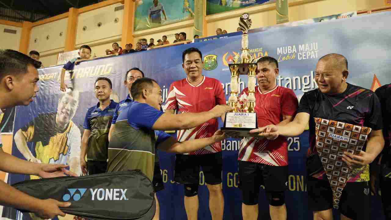 Duel Eksekutif di Kejurda Bulutangkis Muba: Pasangan Bupati Toha/Kades Sereka Sabet Juara 1, Buktikan Kekompakan di Lapangan