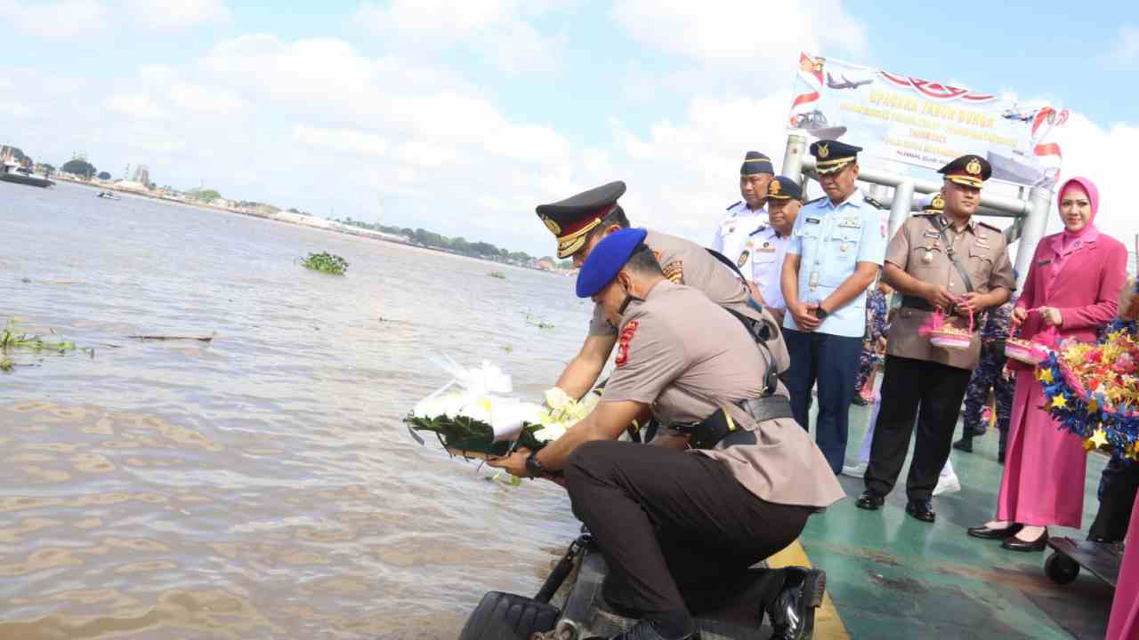 HUT Bhayangkara ke-79: Polda Sumsel Gelar Tabur Bunga di Dermaga Polairud, Hormati Pahlawan Maritim