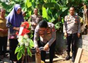 Jelang HUT Bhayangkara ke-79, Kakor Binmas Polri Ziarahi Makam dan Anjangsana Keluarga Dua Polisi Anumerta di OKU Timur