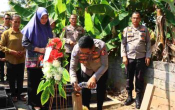 Jelang HUT Bhayangkara ke-79, Kakor Binmas Polri Ziarahi Makam dan Anjangsana Keluarga Dua Polisi Anumerta di OKU Timur