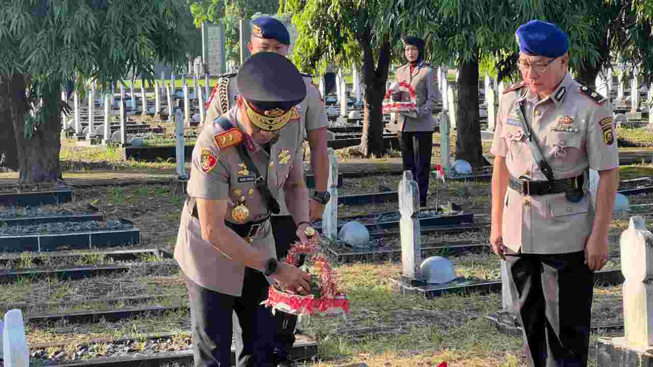 Jelang HUT Bhayangkara ke-79, Kapolda Sumsel Pimpin Ziarah dan Tabur Bunga di TMP Siguntang