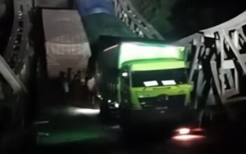 Jembatan Muara Lawai Lahat Ambruk, Empat Truk Terjun Bebas, Jalur Penghubung Lahat-Muara Enim Lumpuh Total!