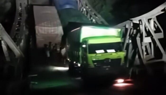 Jembatan Muara Lawai Lahat Ambruk, Empat Truk Terjun Bebas, Jalur Penghubung Lahat-Muara Enim Lumpuh Total!