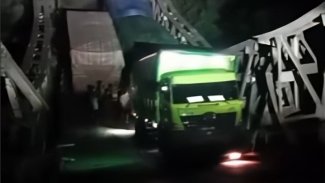Jembatan Muara Lawai Lahat Ambruk, Empat Truk Terjun Bebas, Jalur Penghubung Lahat-Muara Enim Lumpuh Total!