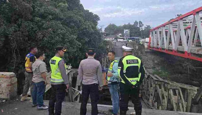 Jembatan Muara Lawai Lahat Lumpuh Total: Truk Batu Bara PT MRJS Tersangkut di Struktur Ambruk, Kapolres Pimpin Penanganan Darurat