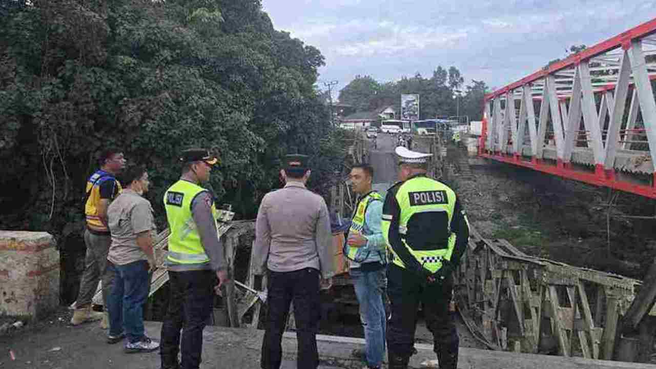 Jembatan Muara Lawai Lahat Lumpuh Total: Truk Batu Bara PT MRJS Tersangkut di Struktur Ambruk, Kapolres Pimpin Penanganan Darurat