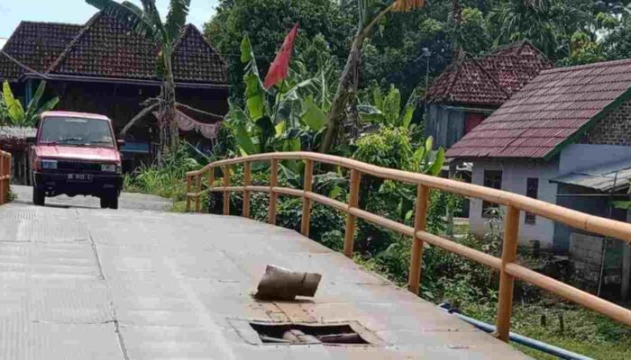 Jembatan Penghubung Antarkecamatan di Ogan Ilir Kembali Rusak, Warga Kecewa, Kualitas Perbaikan Dipertanyakan