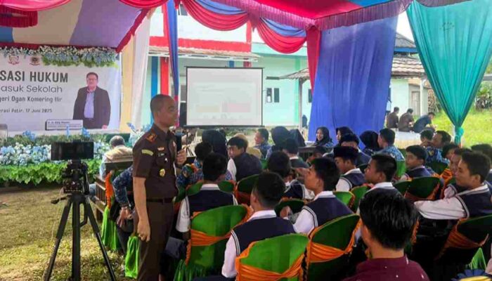 Kejari OKI Gencarkan Program ‘Jaksa Masuk Sekolah’, Bekali Pelajar Pedamaran Timur Kesadaran Hukum