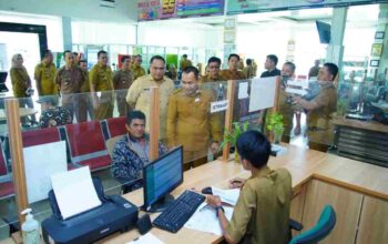 PADUKA ANTAT MUBA: Inovasi Disdukcapil Antar Dokumen Kependudukan Langsung ke Rumah Warga, Wujud Pelayanan Prima dari Pemkab Muba