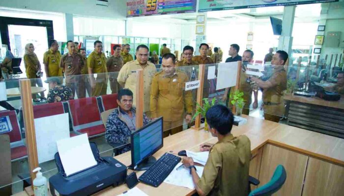 PADUKA ANTAT MUBA: Inovasi Disdukcapil Antar Dokumen Kependudukan Langsung ke Rumah Warga, Wujud Pelayanan Prima dari Pemkab Muba